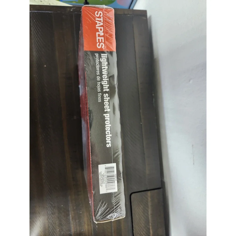 STAPLES LIGHT WEIGHT SHEET PROTECTORS 200 Sheets